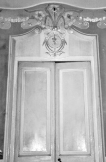 Vista de detall de la decoració d'una porta de la casa Hostench, c. 1989 (Foto: arxiu família Aramburo Hostench)