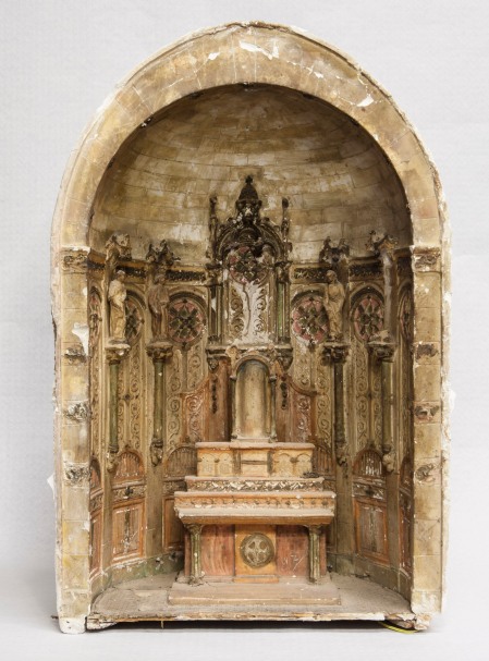 Vista frontal de la maqueta de l’altar major de l'església de Santa Eulàlia, a Begudà, 2018 (ACGAX. Col·lecció d’imatges de l’ACGAX. Autors: Quim Roca i Anna Rius)