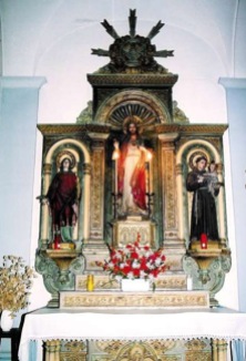 Vista frontal de l’altar del Sagrat Cor de l’església de Sant Jaume de Llierca (Foto: www.santjaumedellierca.cat)