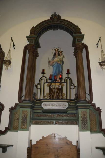 Vista de detall de l’altar major de l’ermita de la mare de Déu del Camp, a Garriguella, 2017 (Foto: http://coneixercatalunya.blogspot.com Autor: Antoni Mora)