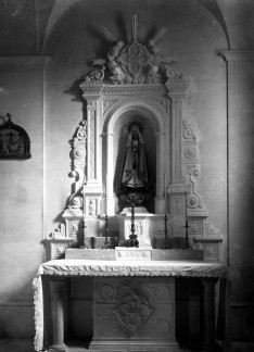 Vista frontal de l'altar de la Puríssima de l'església de Sant Jaume de Llierca, 1949 (ACGAX. Fons Sadurní Brunet Pi. Autor Sadurní Brunet)