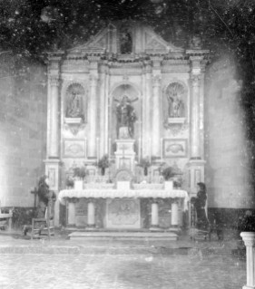 Vista frontal de l'altar major de l'església de Sant Feliu, a Vilajuïga, 1941 (ACGAX. Fons Sadurní Brunet Pi. Autor Sadurní Brunet)