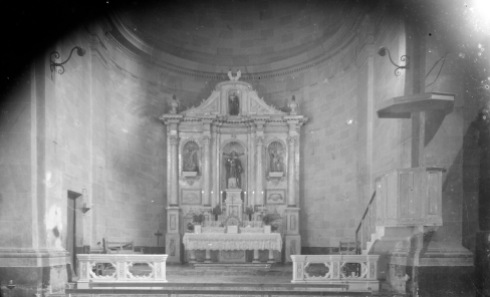 Vista frontal de l'altar major de l'església de Sant Feliu, a Vilajuïga, 1941 (ACGAX. Fons Sadurní Brunet Pi. Autor Sadurní Brunet)