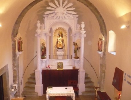 Vista frontal de l'altar de la Fontsanta, a Jafre, 2011 (Foto: www.elpuntavui.cat Autor: Albert Vilar)