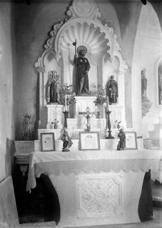 Vista frontal de l'altar de Sant Roc de l'església de Sant Martí de Capsec, a la Vall de Bianya, entre els anys 1944 i 1948 (ACGAX. Fons Sadurní Brunet Pi. Autor: Sadurní Brunet)