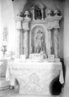 Vista frontal de l'altar del Roser de l'església de Sant Martí de Capsec, a la Vall de Bianya, entre els anys 1944 i 1948 (ACGAX. Fons Sadurní Brunet Pi. Autor: Sadurní Brunet)