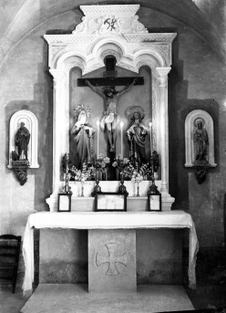 Vista frontal de l’altar del Sant Crist de l’església de Sant Martí de Capsec, a la Vall de Bianya, 1948 (ACGAX. Fons Sadurní Brunet Pi. Autor: Sadurní Brunet)
