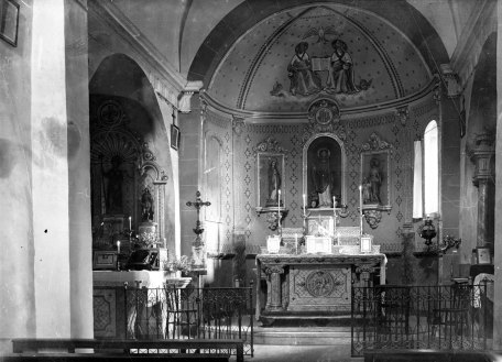 Vista frontal de l'altar major de l'església de Sant Martí de Capsec, a la Vall de Bianya, entre els anys 1944 i 1948 (ACGAX. Fons Sadurní Brunet Pi. Autor: Sadurní Brunet)