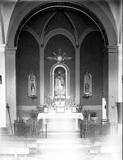 Vista frontal de l'altar major de l'església de Sant Pere Despuig, a la Vall de Bianya, entre els anys 1944 i 1948 (ACGAX. Fons Sadurní Brunet Pi. Autor: Sadurní Brunet)