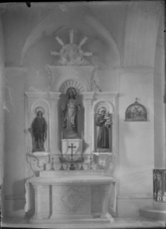 Vista frontal de l’altar del Sagrat Cor de l’església de Sant Jaume de Llierca, 1949 (ACGAX. Fons Sadurní Brunet Pi. Autor: Sadurní Brunet)