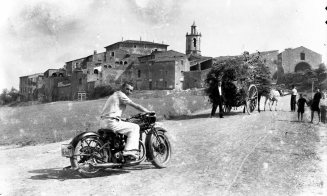 Vista general de poble de Sant Mori amb un membre de la família dels marquesos del castell en primer terme, 1946 (ACGAX. Fons Sadurní Brunet Pi. Autor: Sadurní Brunet)