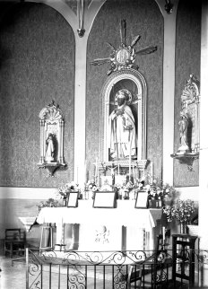 Vista lateral de l'altar major de l'església de Sant Pere Despuig, a la Vall de Bianya, entre els anys 1944 i 1948 (ACGAX. Fons Sadurní Brunet Pi. Autor: Sadurní Brunet)