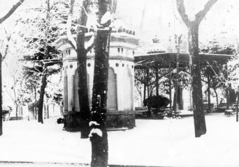Vista parcial de la plaça de Josep Clarà, a Olot, 1913 (ACGAX. Col·lecció d'imatges de Josep M. Dou Camps. Autor desconegut)