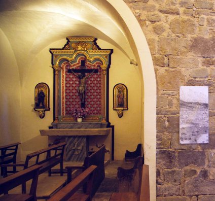 Vista parcial de l'altar del Sant Crist de l'església de Sant Martí de Capsec, a la Vall de Bianya, 2016 (Foto: Marina Saenz de Pablo)