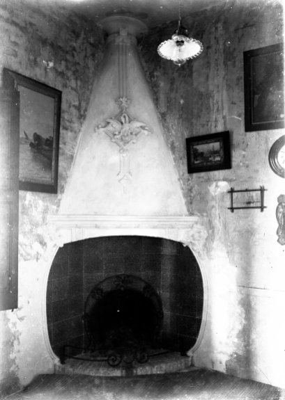 Vista frontal d'una xemeneia reformada per Sadurní Brunet, c. 1920 (ACGAX. Fons Sadurní Brunet Pi. Foto: Sadurní Brunet)