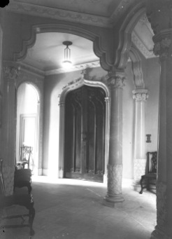 Vista parcial de l’interior d’una casa sense identificar, entre els anys 1909 i 1919 (ACGAX. Fons Sadurní Brunet Pi. Autor: Sadurní Brunet)