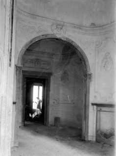 Vista parcial de l’interior d’una casa sense identificar, entre els anys 1909 i 1919 (ACGAX. Fons Sadurní Brunet Pi. Autor: Sadurní Brunet)