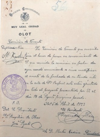 Notificació de l’Ajuntament d’Olot instant a modificar la decoració de Can Xaudiera, 5.4.1923 (ACGAX. Fons Ajuntament d’Olot. Expedient de llicència d’obres)