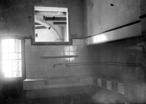 Vista parcial de l’interior d’una cuina sense identificar, entre els anys 1909 i 1919