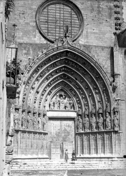 Vista frontal de la façana de la basílica de Santa Maria, a Castelló d'Empúries, 1942 (ACGAX. Fons Sadurní Brunet Pi. Autor: Sadurní Brunet)