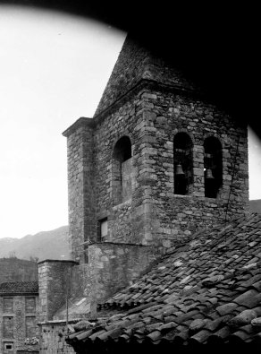 Vista parcial del campanar de l'església de Sant Esteve a Llanars, 1927 (foto Sadurní Brunet Pi, ACGAX)