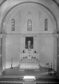 Vista frontal de l'altar major de l'església de Sant Salvador, a Castellfollit de la Roca, entre els anys 1945 i 1947 (ACGAX. Fons Sadurní Brunet Pi. Autor: Sadurní Brunet)