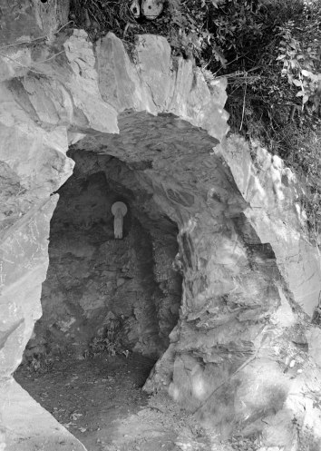 Vista de detall de la intervenció paisatgística a l’exterior de can Ribes, a la Cellera de Ter, 1918 (ACGAX. Fons Sadurní Brunet Pi. Autor: Sadurní Brunet)