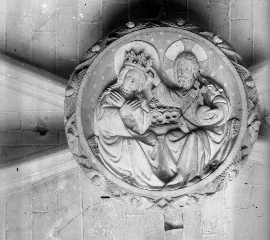 Vista general en pla nadir d'un medalló del sostre d'una nau de la basílica de Santa Maria, a Castelló d'Empúries, entre els anys 1942 i 1944 (ACGAX. Fons Sadurní Brunet Pi. Autor Sadurní Brunet)