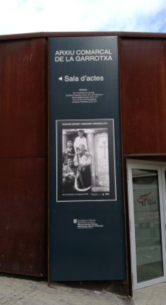 Banderola de l'exposició "Sadurní Brunet. Registre i sensibilitat", Sala d'actes de l'Arxiu Comarcal de la Garrotxa, 2018 (Foto: David Santaeulària)
