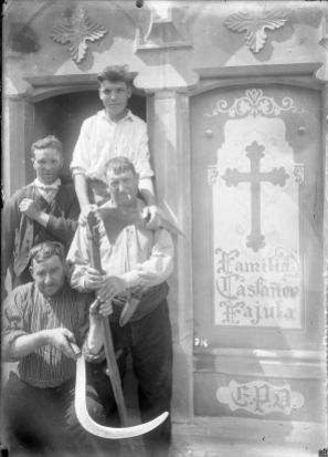 Retrat de treballadors del Cementiri d'Olot, entre els anys 1929 i 1936 (ACGAX. Fons Sadurní Brunet Pi. Autor: Sadurní Brunet)