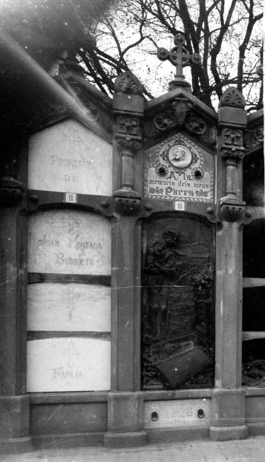 Vista frontal de la tomba de Salvador Coderch, a Sant Joan les Fonts, 1926 (ACGAX. Fons: Sadurní Brunet Pi. Autor: Sadurní Brunet)
