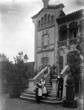 Retrat de grup davant de la casa Dusol, les Planes d'Hostoles, 1918