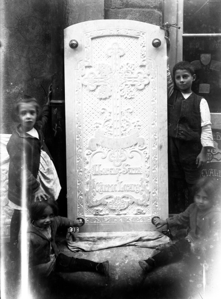 Retrat dels fills de Sadurní Brunet al costat de la làpida Serra Legares: Maria, Sadurní, Mercè i Carme, 1923 (ACGAX. Fons Sadurní Brunet Pi. Autor: Sadurní Brunet)