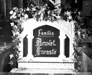 Làpida de la família Brunet Forasté, c. 1950