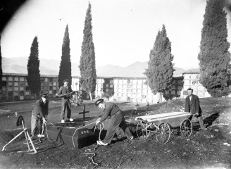 Treballadors del Cementiri d'Olot, entre els anys 1925 i 1938 (ACGAX. Fons Sadurní Brunet Pi. Autor: Sadurní Brunet)
