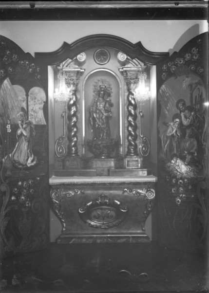 Vista frontal de l'altar per a la casa Aubert, a Olot, 1951 (ACGAX. Fons Sadurní Brunet Pi. Autor: Sadurní Brunet)