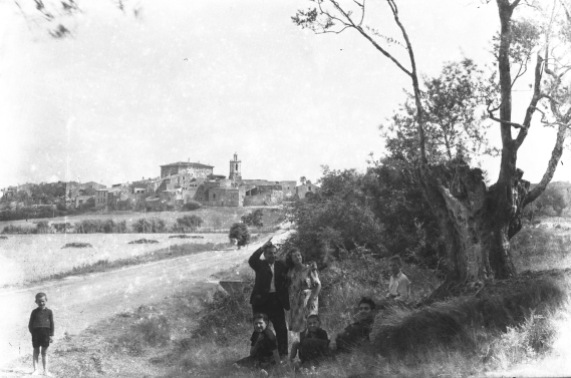 Retrat de grup amb el poble de Sant Mori al fons, 1946 (ACGAX. Fons Sadurní Brunet Pi. Autor: Sadurní Brunet)