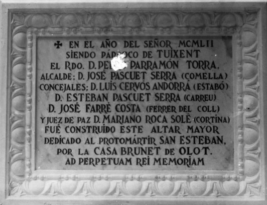 Placa commemorativa de la inauguració de l'altar de Sant Esteve, a l'església de Tuixén, 1952 (ACGAX. Fons Sadurní Brunet Pi. Autor: Sadurní Brunet)