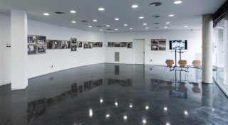 Vista parcial de l'exposició "Sadurní Brunet. Registre i sensibilitat", Sala d'actes de l'Arxiu Comarcal de la Garrotxa, 2018 (ACGAX. Col·lecció d'imatges de l'ACGAX. Autor: Quim Roca)
