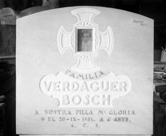Làpida de la família Verdaguer Bosch, 1951 (ACGAX. Fons Sadurní Brunet Pi. Autor: Sadurní Brunet)