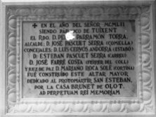 Vista frontal de la placa commemorativa de la construcció de l’altar major de l'església de Sant Esteve de Tuixent, a Josa i Tuixent, 1952 (ACGAX. Fons Sadurní Brunet Pi. Autor: Sadurní Brunet)