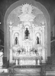 Vista general de l'altar major de l'església de Sant Esteve de Tuixent, a Josa i Tuixent, obra de Sadurní Brunet Forasté, 1952 (ACGAX. Fons Sadurní Brunet Pi. Autor: Sadurní Brunet Forasté)