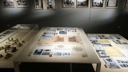 Vista parcial de l'exposició "Sadurní Brunet Pi. Interiorista, dissenyador, fotògraf i constructor de cielos", a la Sala Oberta del Museu de la Garrotxa, 2018