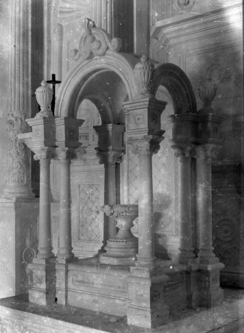 Vista general del baldaquí de l’altar major de l'església de Sant Mamet, a Riumors, 1948 (ACGAX. Fons Sadurní Brunet Pi. Autor: Sadurní Brunet)