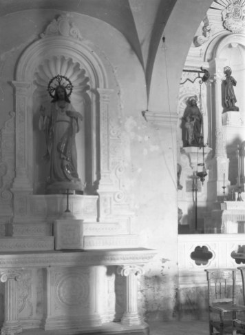 Vista lateral de l’altar del Sagrat Cor de l'església de Sant Mamet, a Riumors, 1948 (ACGAX. Fons Sadurní Brunet Pi. Autor: Sadurní Brunet)