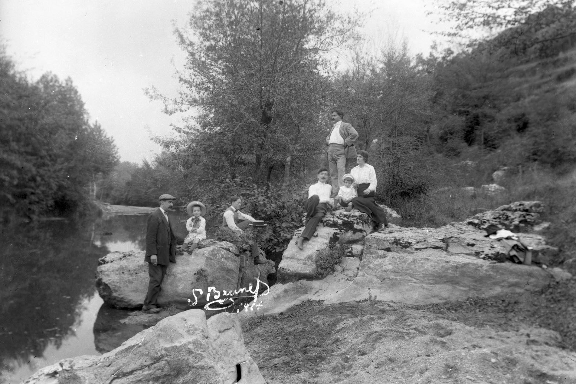 Retrat de grup vora un riu, 1914 (ACGAX. Fons Sadurní Brunet Pi. Autor Sadurní Brunet)