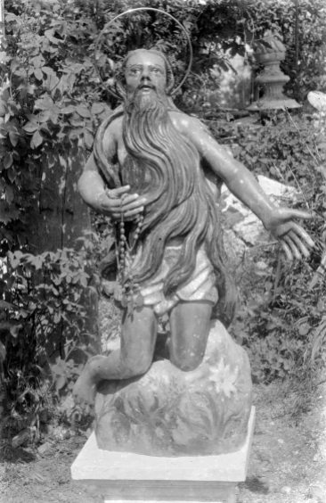 Vista frontal de l'escultura de Sant Onofre, un cop restaurada, 1944 (ACGAX. Fons Sadurní Brunet Pi. Autor Sadurní Brunet)