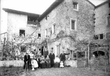 Retrat de grup davant d'una masia, s.d. (ACGAX. Fons Sadurní Brunet Pi. Autor: Sadurní Brunet)