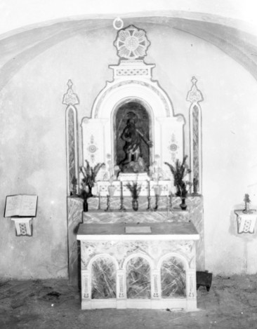 Vista frontal de l'altar de l'ermita de Sant Onofre, a Palau-saverdera, 1944 (ACGAX. Fons Sadurní Brunet Pi. Autor Sadurní Brunet)