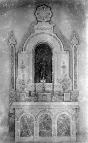 Vista frontal de l'altar de l'ermita de Sant Onofre, a Palau-saverdera, 1944 (ACGAX. Fons Sadurní Brunet Pi. Autor Sadurní Brunet)